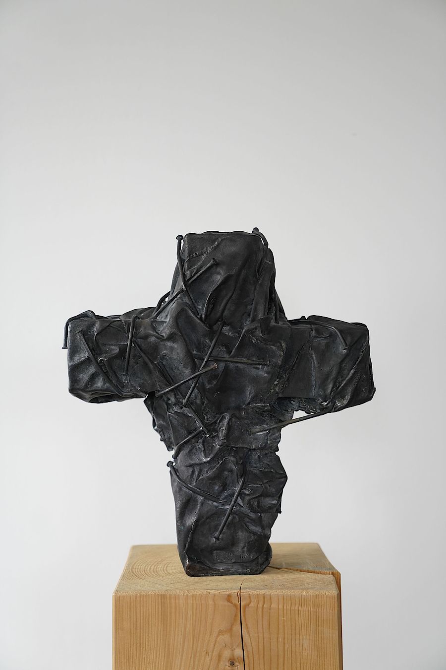 Korff Stiftung - Günther Uecker - Skulpturen - Nagelkreuz (schw.)