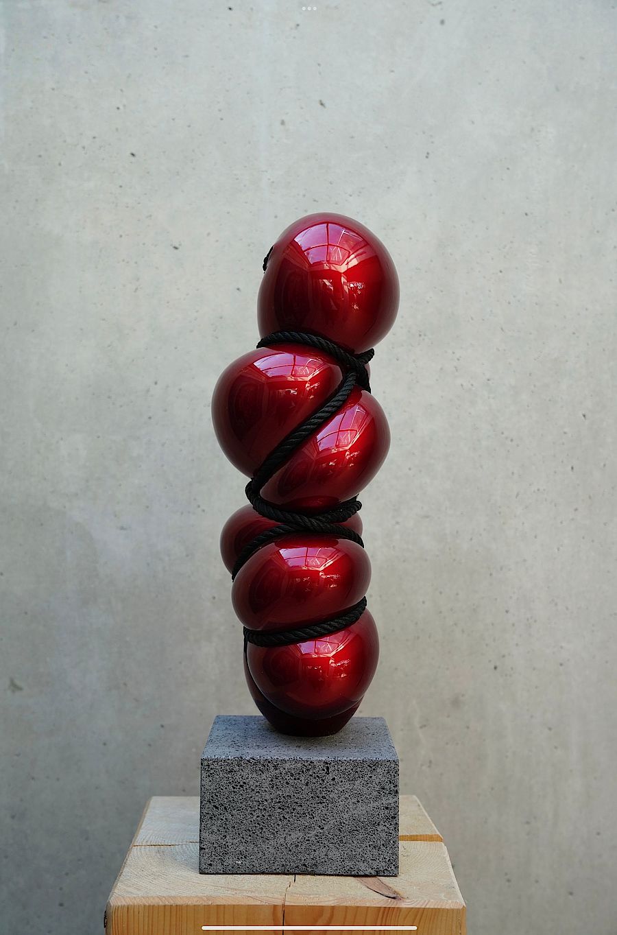 Korff Stiftung - Stephan Marienfeld - Skulpturen - Bondage Vertical II - Bound Candy Red