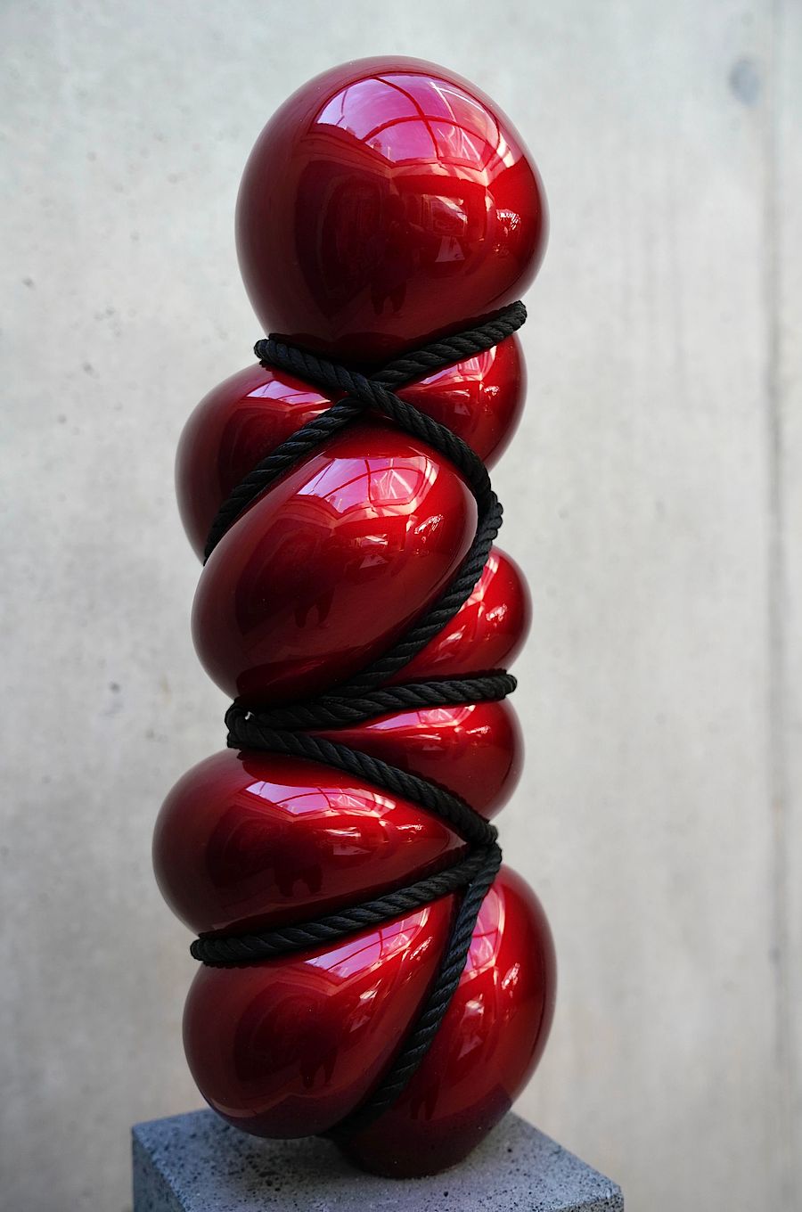 Korff Stiftung - Stephan Marienfeld - Skulpturen - Bondage Vertical II - Bound Candy Red